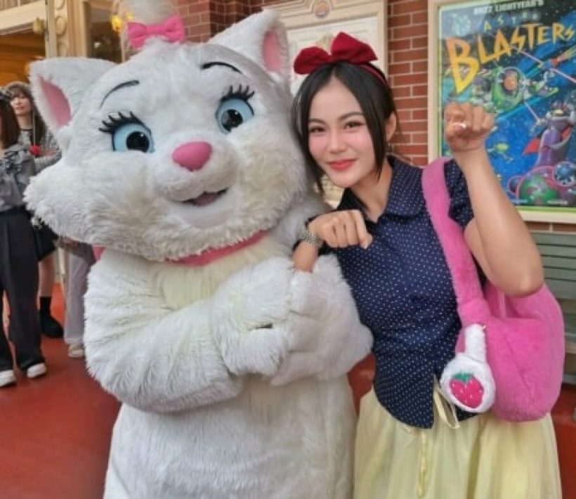 หลุดโฟกัส! คลิปลำไย ที่ Disneyland ชาวเน็ตซูมเจอบอสเอวหวานคาตา