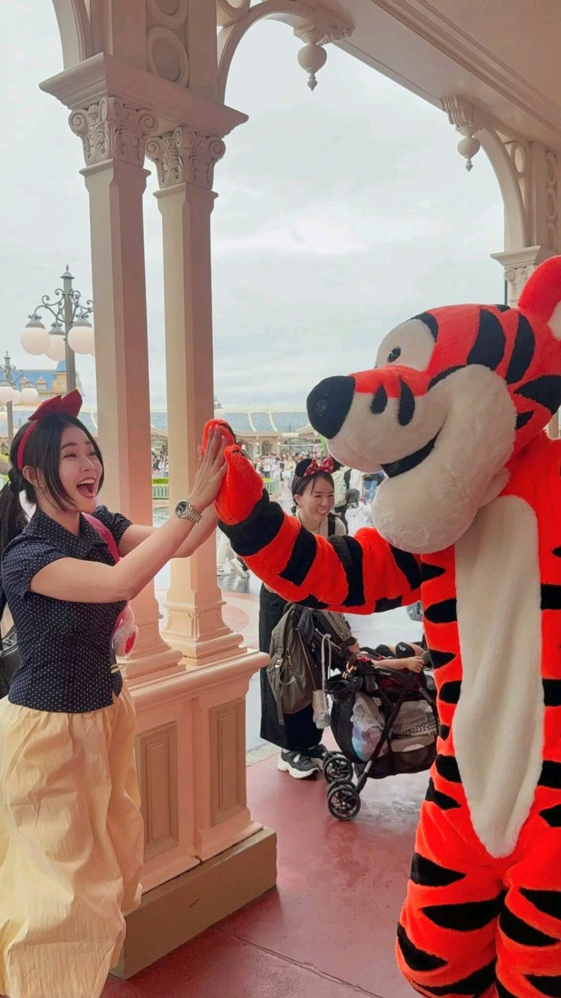 หลุดโฟกัส! คลิปลำไย ที่ Disneyland ชาวเน็ตซูมเจอบอสเอวหวานคาตา