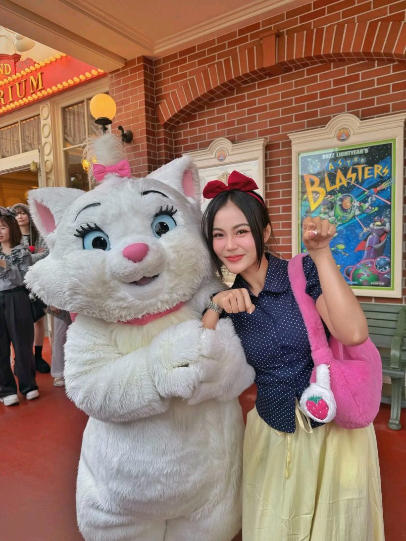 หลุดโฟกัส! คลิปลำไย ที่ Disneyland ชาวเน็ตซูมเจอบอสเอวหวานคาตา