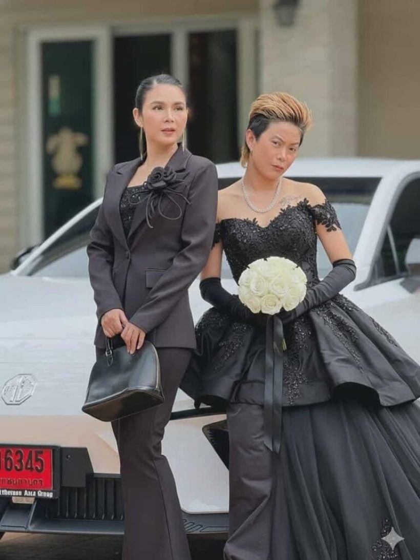 โซเชียลแตก!นักร้องสาวโพสต์ภาพคู่หวานฉ่ำในลุคบ่าวสาวกับแฟนสาวหล่อ