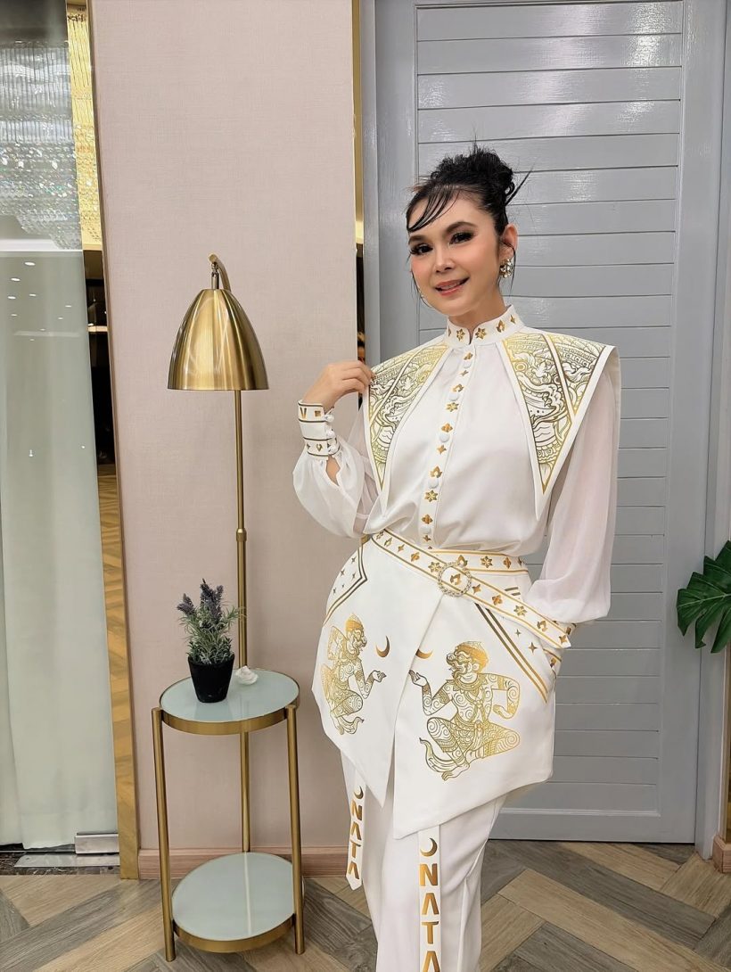 โซเชียลแตก!นักร้องสาวโพสต์ภาพคู่หวานฉ่ำในลุคบ่าวสาวกับแฟนสาวหล่อ