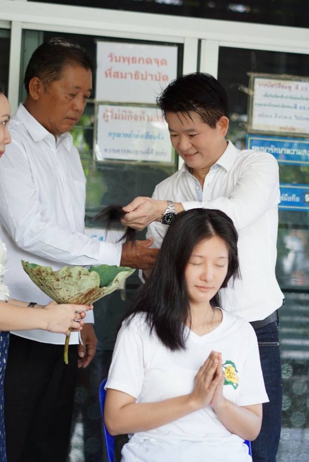 น่ายินดี สต็อป พริตตี้เงินล้าน ทดแทนพระคุณพ่อแม่ โกนผมบวชชี 1 พรรษา