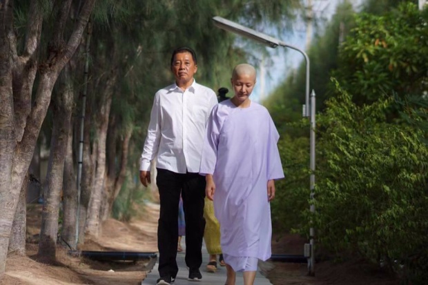 น่ายินดี สต็อป พริตตี้เงินล้าน ทดแทนพระคุณพ่อแม่ โกนผมบวชชี 1 พรรษา