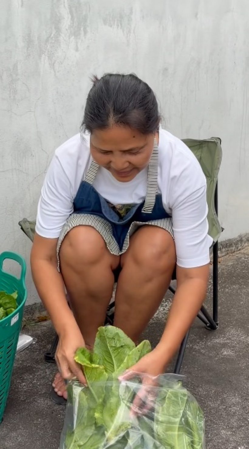 แห่ช่วยอุดหนุน! ดาราดัง ไม่อายทำกิน นั่งขายผักริมถนน