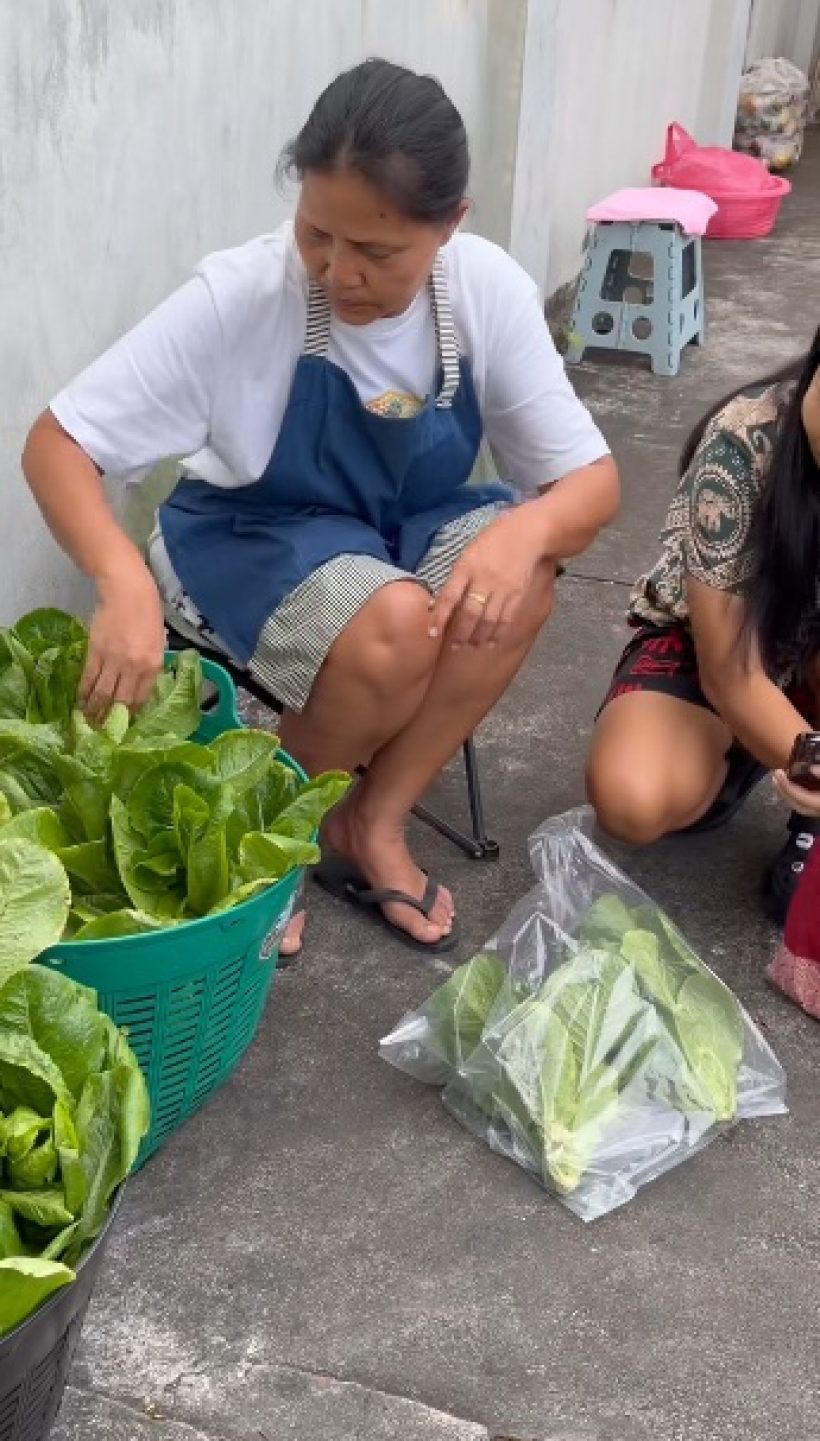 แห่ช่วยอุดหนุน! ดาราดัง ไม่อายทำกิน นั่งขายผักริมถนน