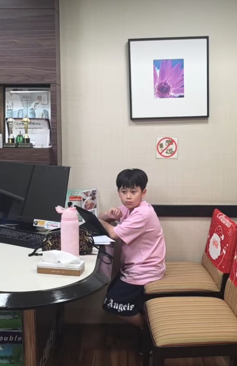 แห่สงสัย ชมพู่ อารยา เป็นอะไร? ลูกชายนั่งอยู่ด้วยไม่ห่าง