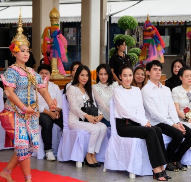 ‘หมอช้าง’เช็คดวงให้ซุปตาร์‘อั้ม-พัชราภา’ แอบแย้มเรื่องวิวาห์! (คลิป)