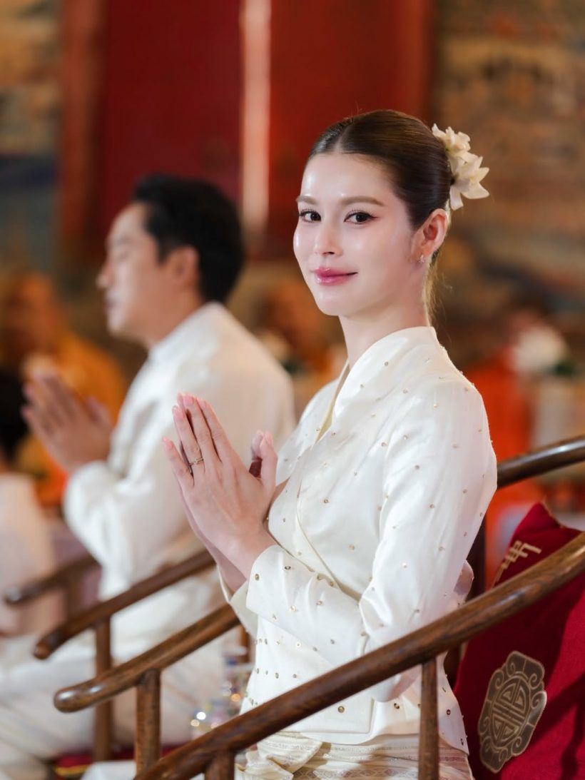 คู่รักดาราควงเเขนทำบุญชื่นมื่น เพื่อนๆในวงการแห่ยินดี