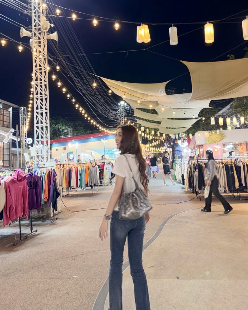 ตลาดนัดแทบแตก! นางเอกดัง โผล่เดินเที่ยว ไม่ถือตัวสักนิด