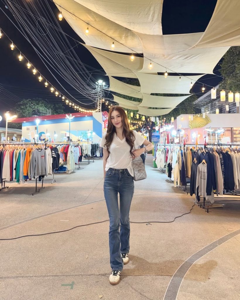 ตลาดนัดแทบแตก! นางเอกดัง โผล่เดินเที่ยว ไม่ถือตัวสักนิด