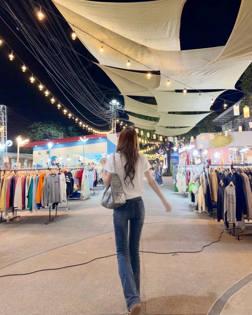 ตลาดนัดแทบแตก! นางเอกดัง โผล่เดินเที่ยว ไม่ถือตัวสักนิด