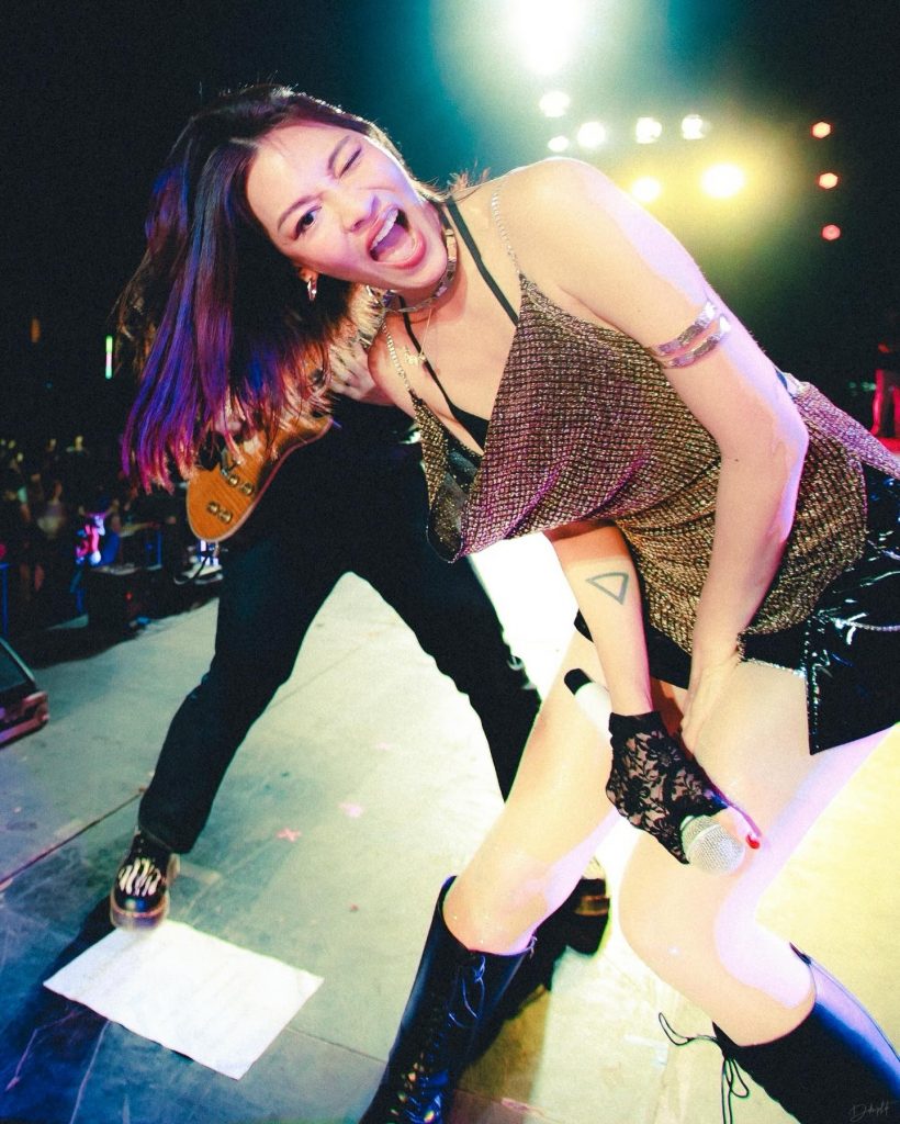 นักร้องสาวฟาดเดือด! แช่งคนโกงเลือกตั้งขอให้ล่มจม