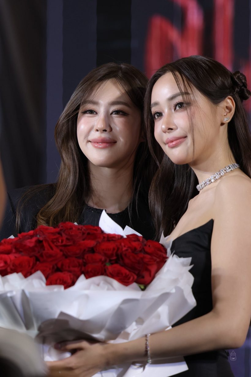 ดีต่อใจ! ดาราสาวหอบกุหลาบช่อโตเซอร์ไพรส์คู่จิ้น แฟนคลับกรี๊ดลั่น