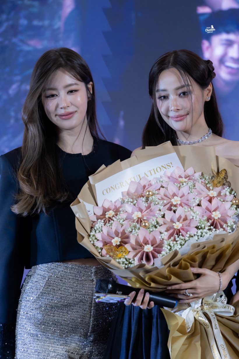 ดีต่อใจ! ดาราสาวหอบกุหลาบช่อโตเซอร์ไพรส์คู่จิ้น แฟนคลับกรี๊ดลั่น