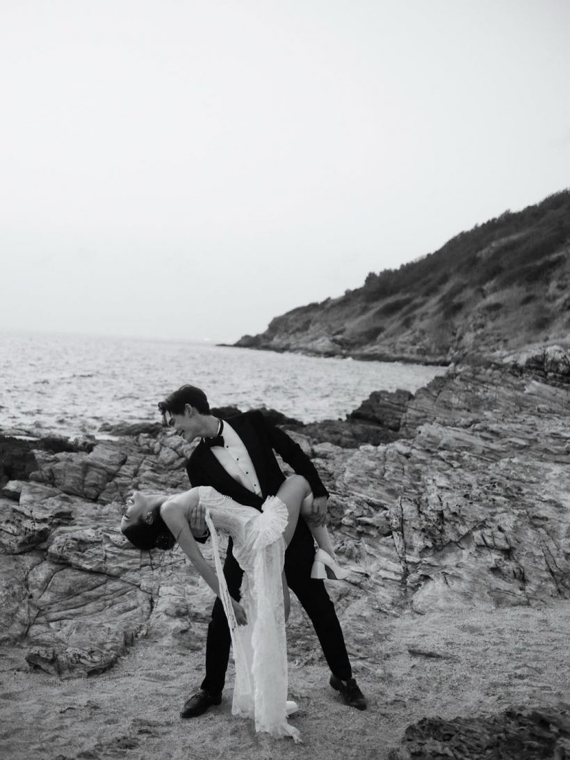 พระเอกฮอต ควงแฟนสาวเข้าพิธีวิวาห์ สวยหล่อออร่าพุ่ง