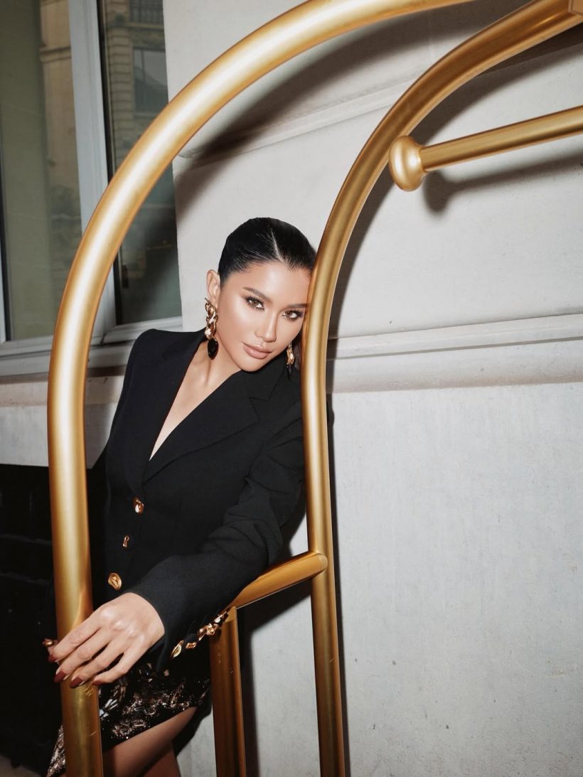 เธอคนนี้ ร่วมงาน Paris Fashion Week สวยเรียกแฟลชไม่หยุด