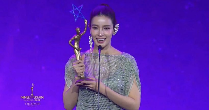 น้ำตาซึม! วิว วรรณรท ปลดล็อกรางวัลแรกในชีวิต 17 ปีที่รอคอย