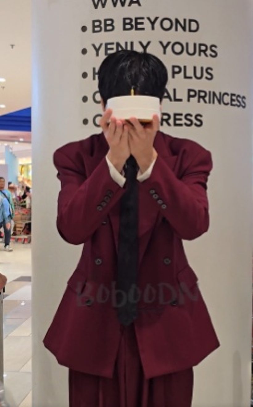 ไม่น่ารักเลย! FC สูงวัย พุ่งจะหอมแก้ม พระเอกดังกลางห้าง