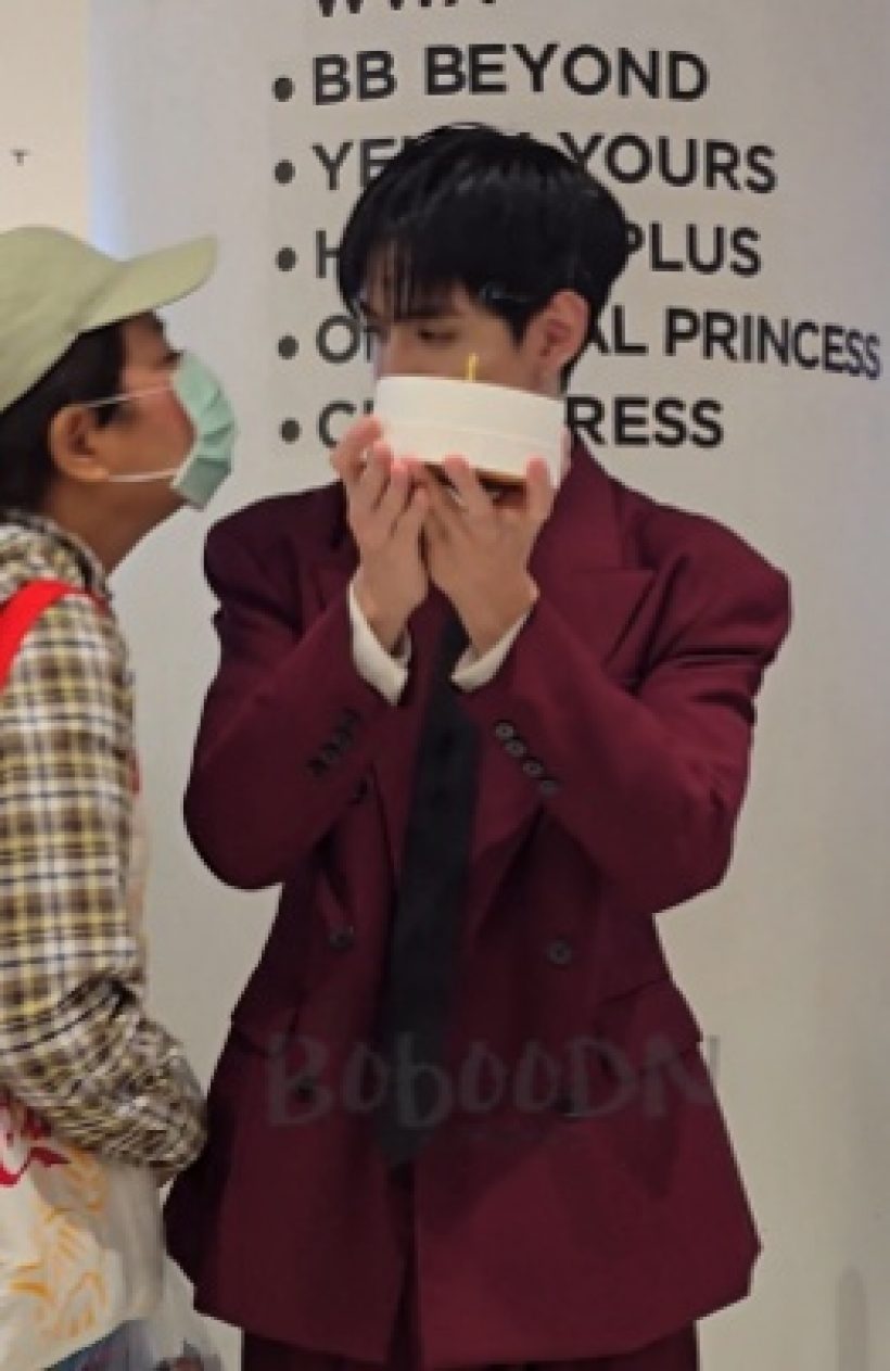 ไม่น่ารักเลย! FC สูงวัย พุ่งจะหอมแก้ม พระเอกดังกลางห้าง