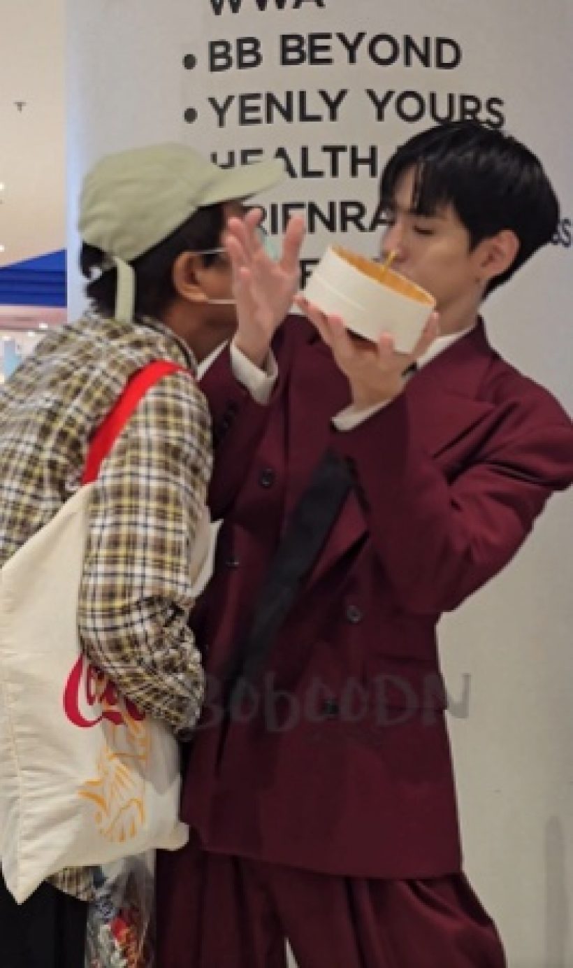 ไม่น่ารักเลย! FC สูงวัย พุ่งจะหอมแก้ม พระเอกดังกลางห้าง