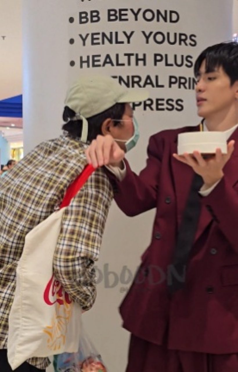 ไม่น่ารักเลย! FC สูงวัย พุ่งจะหอมแก้ม พระเอกดังกลางห้าง