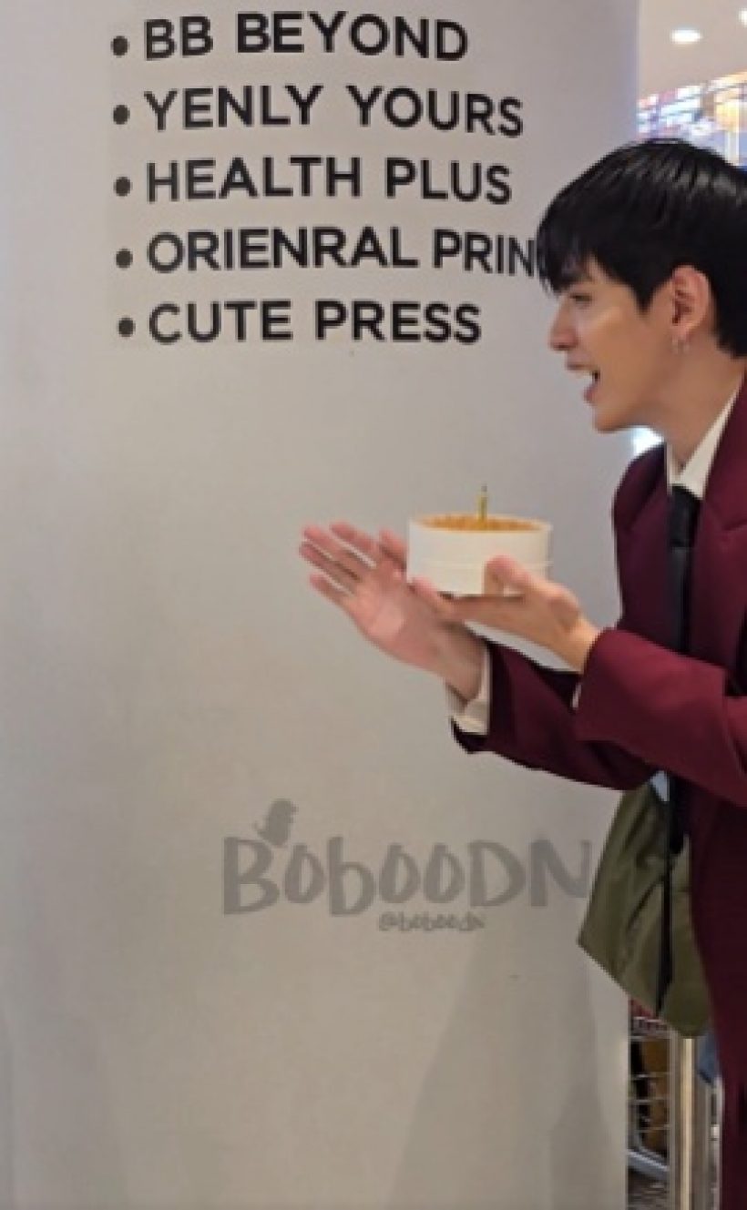 ไม่น่ารักเลย! FC สูงวัย พุ่งจะหอมแก้ม พระเอกดังกลางห้าง