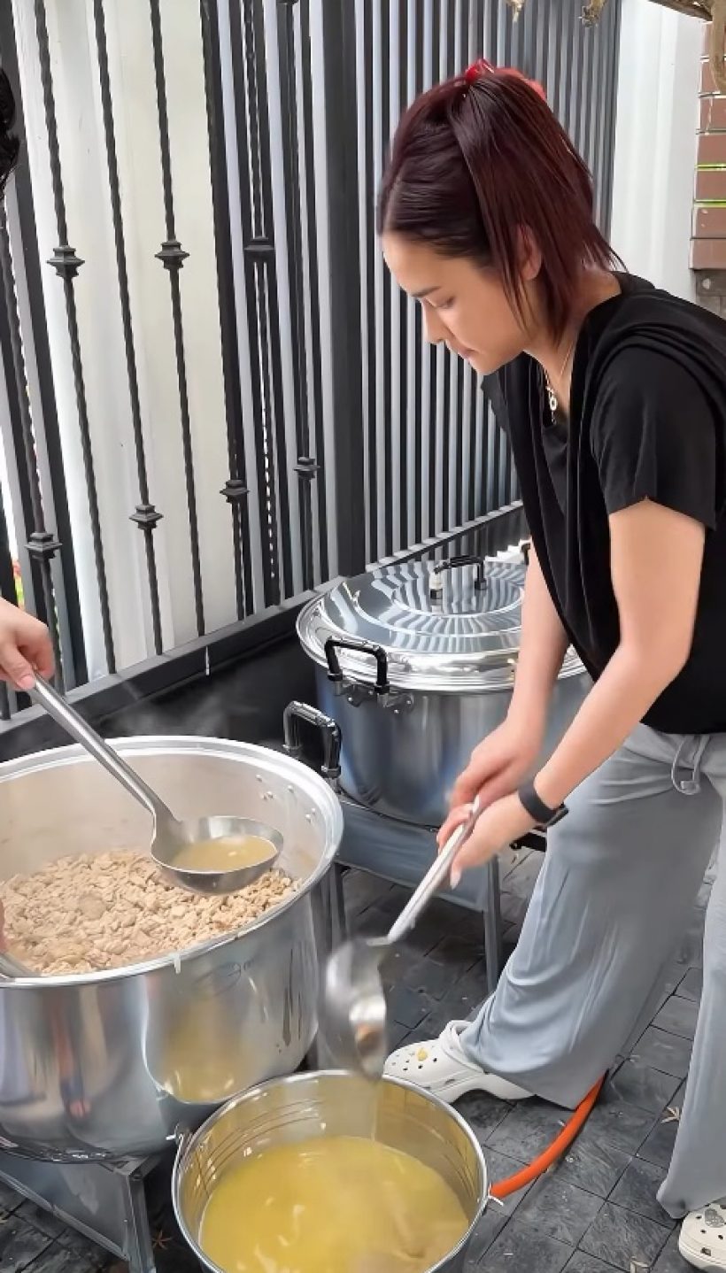 นี่แหละ พระเอกนางเอกตัวจริง ทำอาหารให้หมาจร 500 ชีวิต