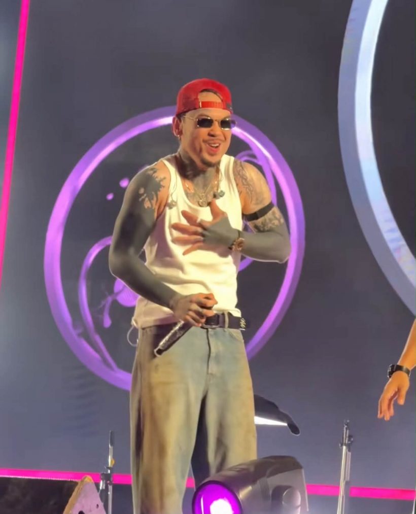 ผวา! สาวบุกประชิดตัวนักร้องหนุ่มกลางเวที ผู้จัดน้อมรับผิด