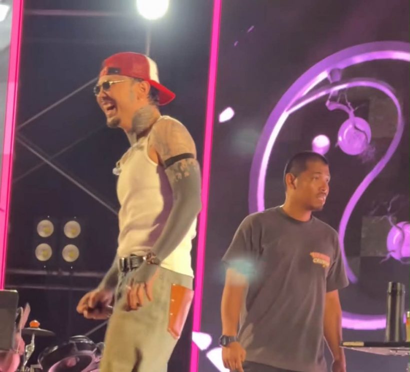 ผวา! สาวบุกประชิดตัวนักร้องหนุ่มกลางเวที ผู้จัดน้อมรับผิด