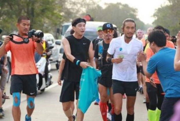 อาหลานขวัญใจคนไทย!! “อาแอ๊ด คาราบาว” ร่วมวิ่งกับ “หลานตูน” บริจาคเงินส่วนตัวเท่านี้!!?