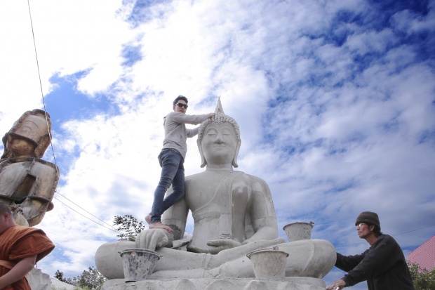 นักแสดงพร้อมเหล่าผู้จัดร่วมงานบุญกับอาจารย์เอก ฝ่ามือพลังจิต