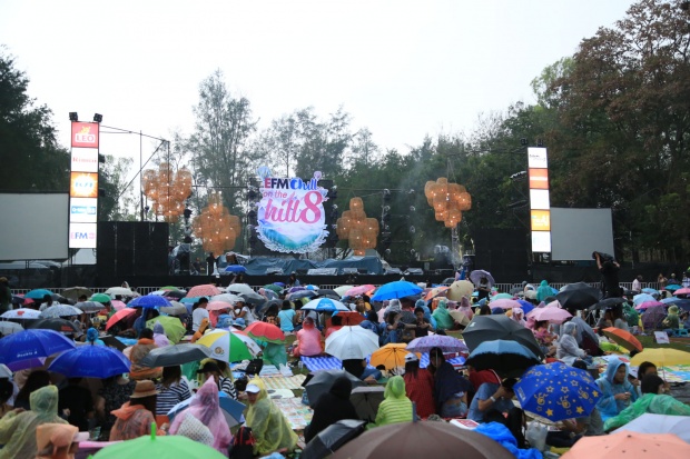 สู้ไม่ถอย!! แฟน EFM Chill on The Hill No.8 นับหมื่น ฝ่าสายฝนร่วมสนุกล้นพื้นที่