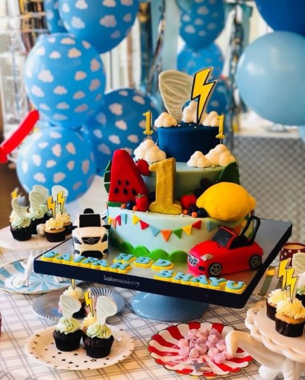 ส่องปาร์ตี้วันเกิด “สายฟ้า-พายุ” อายุครบ 1 ขวบ แต่หลายคนดันไปโฟกัสที่เค้กสุดหรู? (มีคลิป)