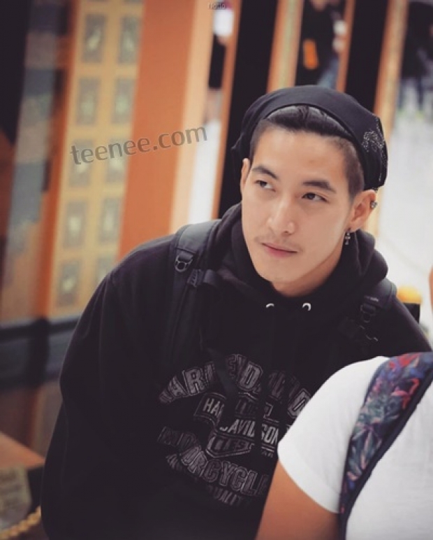  โตโน่ซึ้ง เจอปราบ ยุทธพิชัย ยืนถือป้ายกลางโซลวอนคนเกาหลีช่วยโหวตกองทัพ พีค