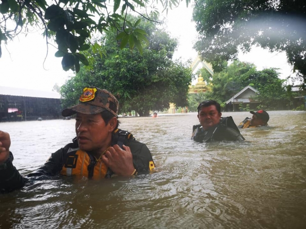 บิณฑ์ ร่ำไห้ หอบเงินล้านส่วนตัว ไปช่วยพี่น้องอุบลฯ อัดรัฐบาลมัวแต่ทำอะไรอยู่ (คลิป)