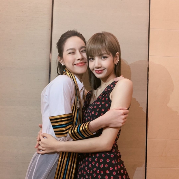 น่ารักมากๆ! ลิซ่า  BLACKPINK ถ่ายรูปเเสดงความยินดีกับเพื่อนในวันรับปริญญา