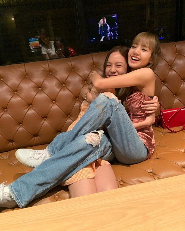 น่ารักมากๆ! ลิซ่า  BLACKPINK ถ่ายรูปเเสดงความยินดีกับเพื่อนในวันรับปริญญา