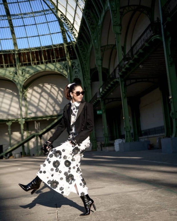 สวยพิฆาต ติดขอบรันเวย์! 8 ลุค ‘ชมพู่ อารยา’ ใน Paris Fashion week 2020