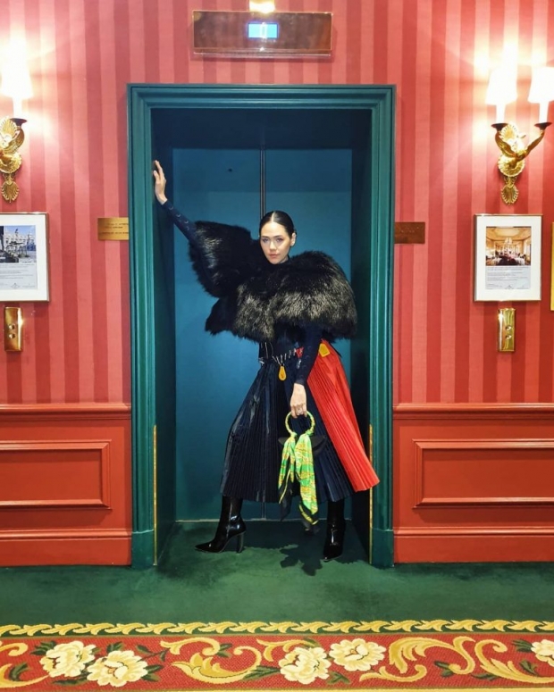 สวยพิฆาต ติดขอบรันเวย์! 8 ลุค ‘ชมพู่ อารยา’ ใน Paris Fashion week 2020