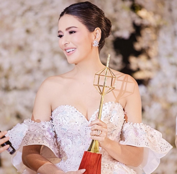 ศรีริต้า ยิ้มไม่หุบหลังได้รางวัล จากเวทีโทรทัศน์ทองคำ