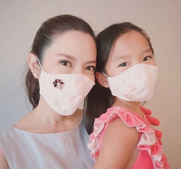 น้ำใจงามมาก! น้องปีใหม่-แม่แอฟ ช่วยทำ Face Shield แจก (คลิป)