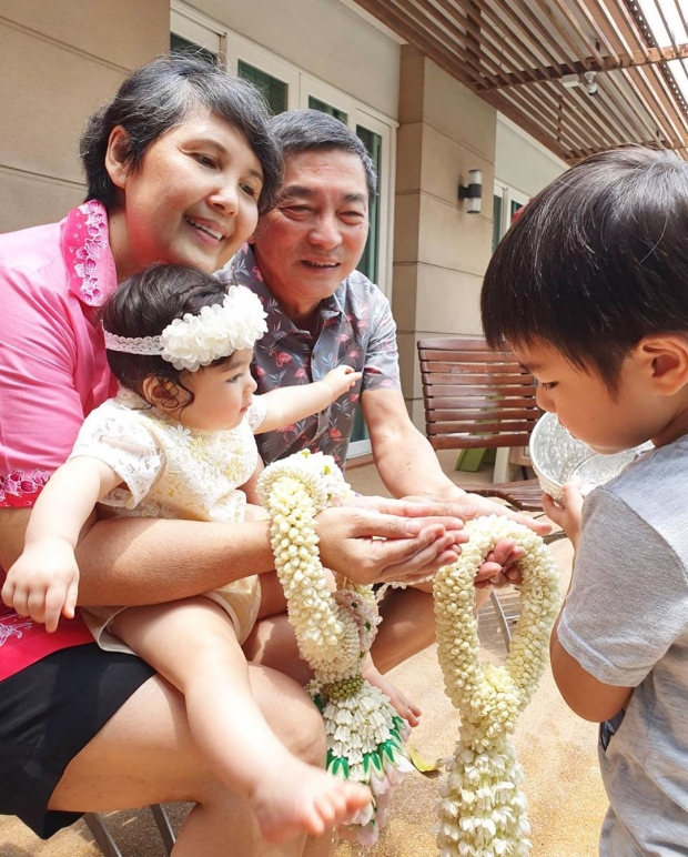 ‘ลิเดีย’ เผยโมเมนต์อบอุ่น ลูกๆรดน้ำดำหัวตา-ยาย ในวันสงกรานต์