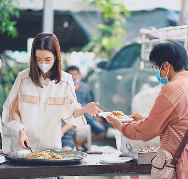 ‘โม มนชนก’ เปิดโรงทาน แจกอาหารให้กับชาวบ้านสู้วิกฤตไปด้วยกัน