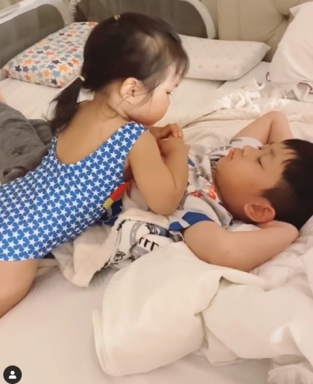 ความละมุนนี้! ‘น้องปาลิน’ ลูบหัว ‘พี่โปรด’ น่าเอ็นดูสุดๆ (คลิป)