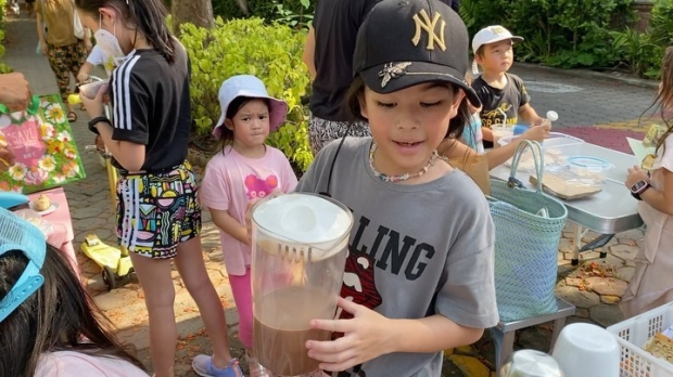 ‘น้องโสน’ ลูกพ่อมอส เปิดร้านขายเครื่องดื่ม ร้อนแก้มแดงแต่สู้!