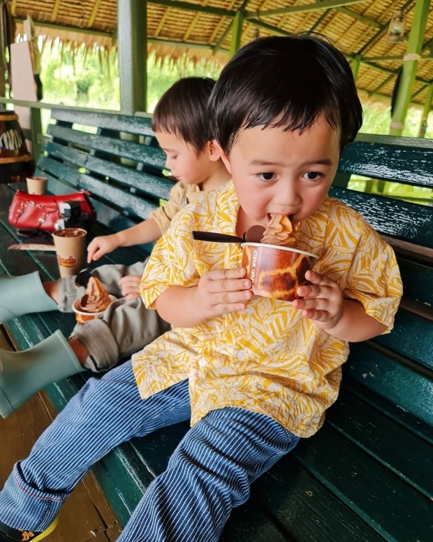 ท่าพริ้วมาก...น้องพายุ โชว์สเต็ปเซิ้งโจ๊ะๆ มีพี่สายฟ้า คอยร้องเพลงให้(คลิป)