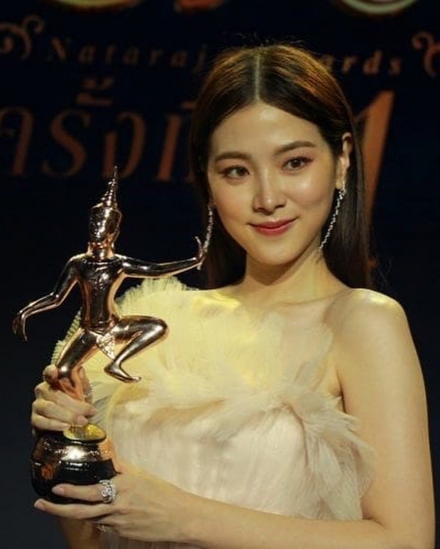 ส่องอาการใบเฟิร์น หลังเวที ถึงขั้นเป็นลม เข่าทรุด เหตุไม่คาดฝันจะได้รางวัล!!