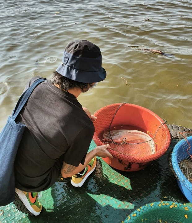 ชาวเน็ตแห่เตือน ก้อย-ตูน ทำบุญต้อนรับปีใหม่แบบนี้ ระวังจะได้บาปแทน