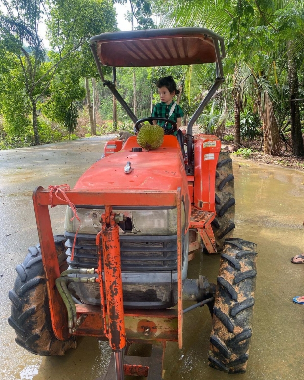 ส่องชีวิตเขยจันทร์ ชาคริต ลุยงานไม่หยุดแม้ฝนตก งานนี้น้องโพธิ์คุมเอง