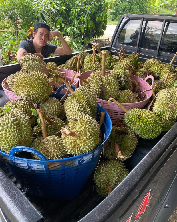 ส่องชีวิตเขยจันทร์ ชาคริต ลุยงานไม่หยุดแม้ฝนตก งานนี้น้องโพธิ์คุมเอง